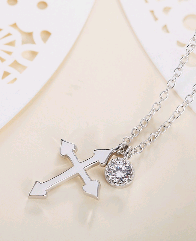 Fashionable Cross Pendant Necklace