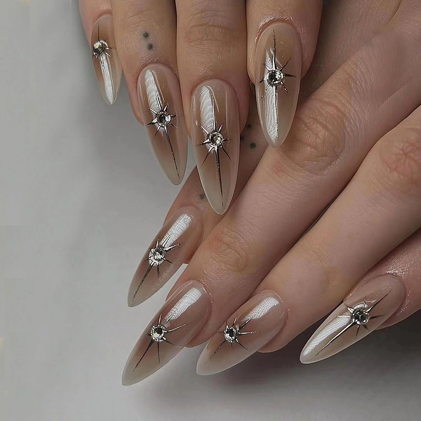 MISUD Press on Nails Medium Almond Fake Nails Glossy Glue on Nails Fall Brown Ombre Acrylic Nails Stiletto Artificial Nails Star Rhinestone Stick on False Nails with Design 24 pcs