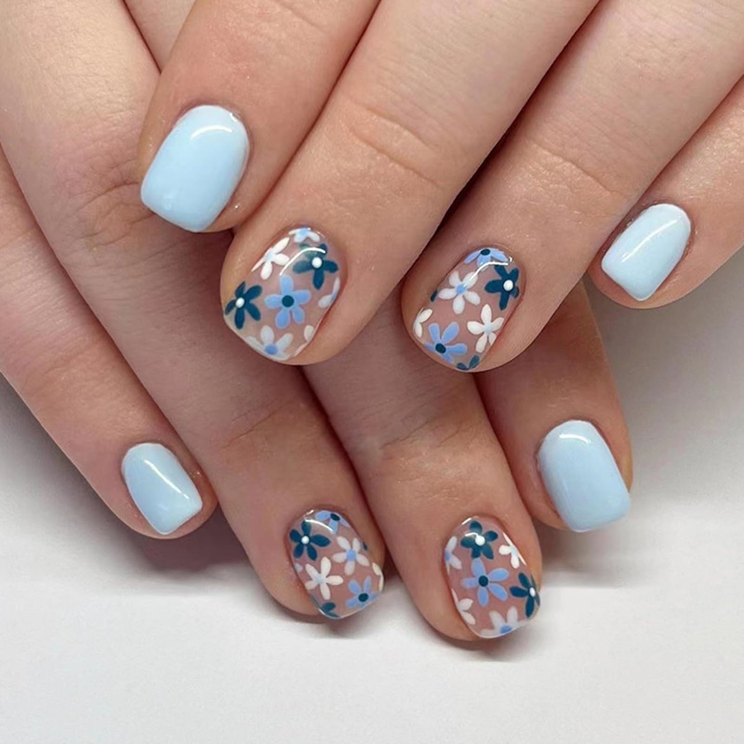Blue Press on Nails Flower Fake Nails Short Square False Nails White Blue Daisy Acrylic Nails Spring Summer Acrylic Nails Cute Artificial Nails Full Cover Glossy Stick on Nails Short Glue on Nails