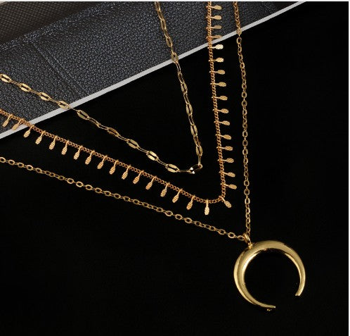Fashionable Multi-Layer Metal Horn Crescent Necklace