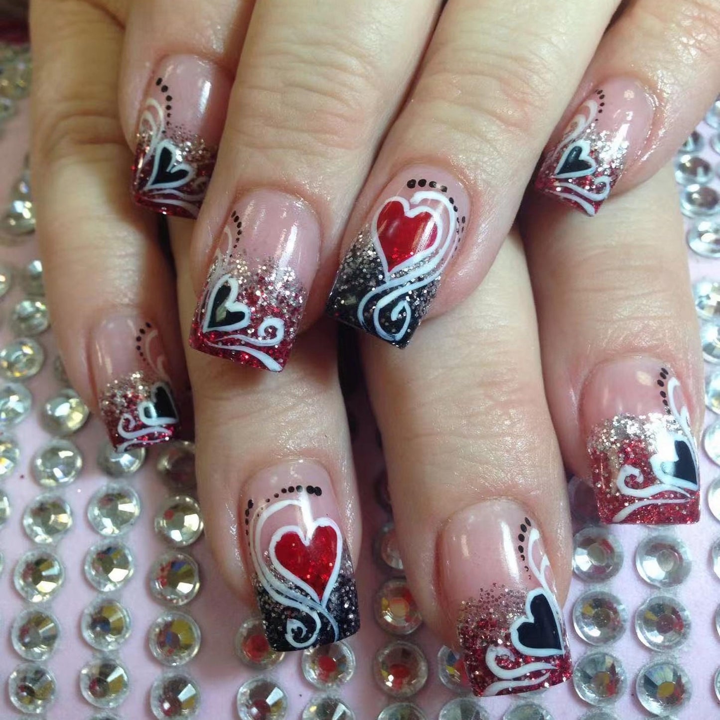 MERVF Square Press on Nails Medium Valentines Day Fake Nails Red Black Ombre French Tip Glue on Nails Heart Press ons Glitter Design Acrylic Squoval False Nails for Women Glossy 24pcs