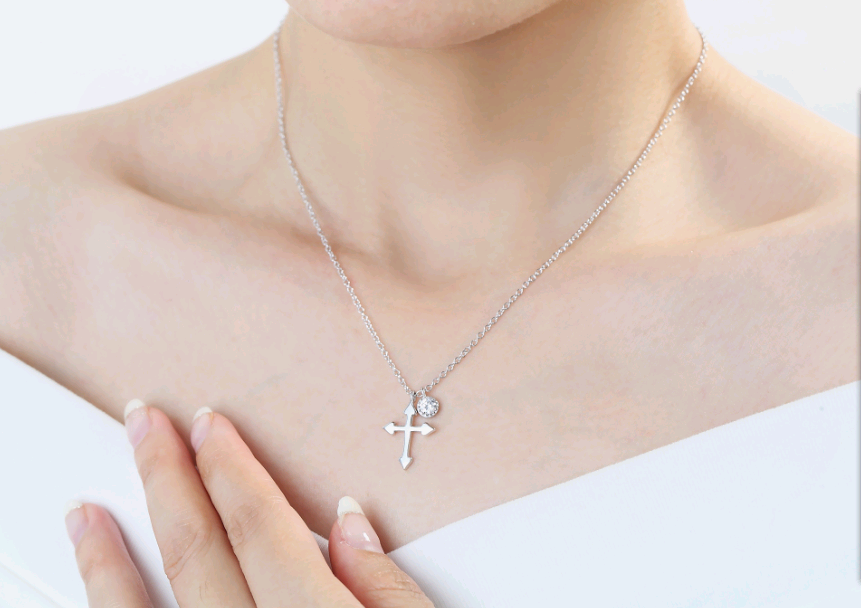 Fashionable Cross Pendant Necklace
