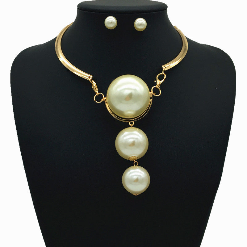 Exaggerated Large Pearl Pendant Necklace
