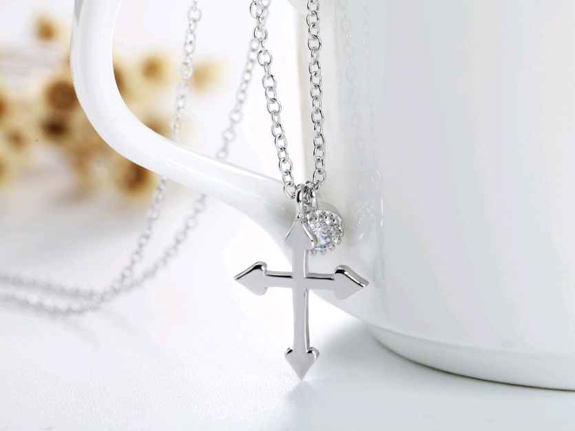 Fashionable Cross Pendant Necklace
