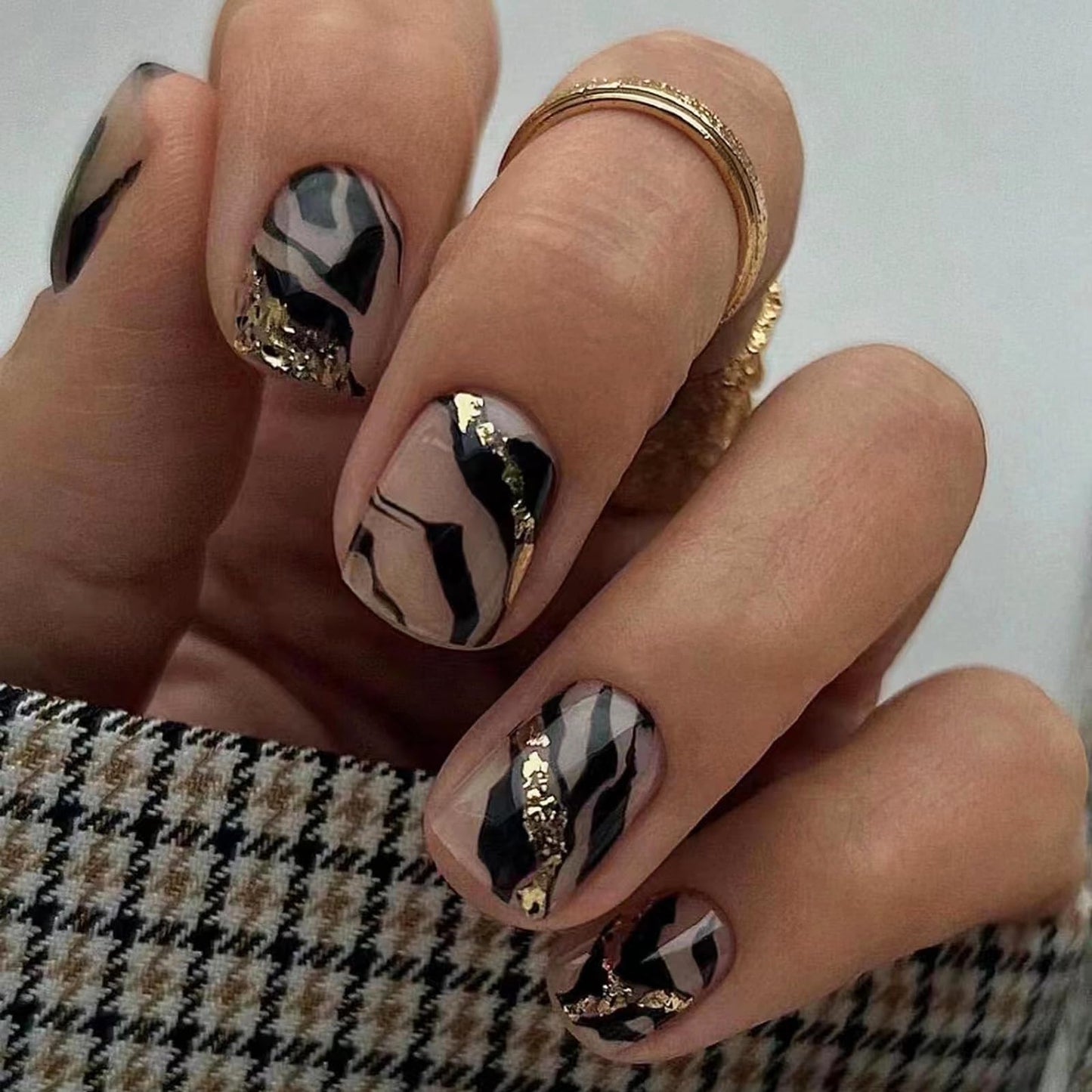 MISUD Press on Nails Short Square Fake Nails Glossy Glue on Nails Black Swirl Acrylic Nails Squoval Artificial Nails Gold Stripe Stick on False Nails with Design 24 pcs